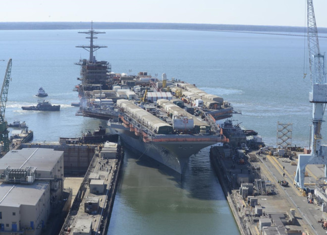 T&agrave;u s&acirc;n bay USS Abraham Lincoln c&oacute; lượng cho&aacute;n nước 100.000 ng&agrave;n tấn. Ảnh: Zing News