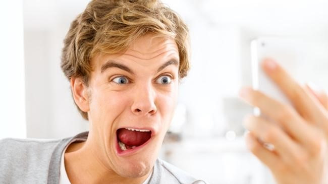 Chụp ảnh ''tự sướng'' c&oacute; thể k&iacute;ch th&iacute;ch bệnh thần kinh nếu c&oacute; tiền sử. Ảnh minh họa