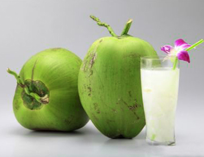 Phụ nữ mang thai 3 th&aacute;ng, trẻ nhỏ cũng kh&ocirc;ng n&ecirc;n uống nước dừa. Ảnh minh họa