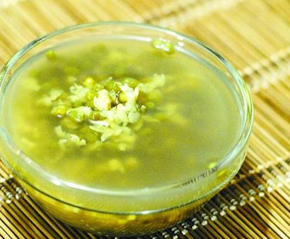 Những người mắc bệnh ti&ecirc;u h&oacute;a, người gi&agrave;, trẻ em kh&ocirc;ng n&ecirc;n ăn đậu xanh. Ảnh minh họa 