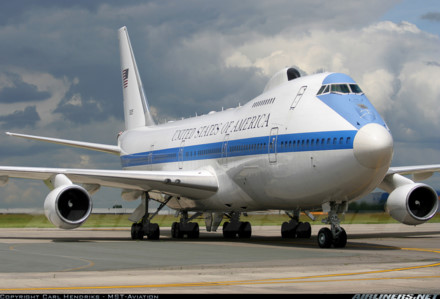 M&aacute;y bay Boeing E-4B hoạt động với phi h&agrave;nh đo&agrave;n từ 48 tới 112 người. Ảnh: Lao động