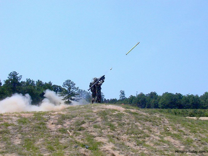 T&ecirc;n lửa v&aacute;c vai FIM-92 Stinger trang bị th&ecirc;m ng&ograve;i nổ cận tiếp x&uacute;c kiểu mới. Kiến Thức