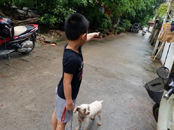 Cậu b&eacute; D kể lại vụ việc m&igrave;nh bị bắt c&oacute;c hụt. Ảnh: Kh&aacute;m Ph&aacute;