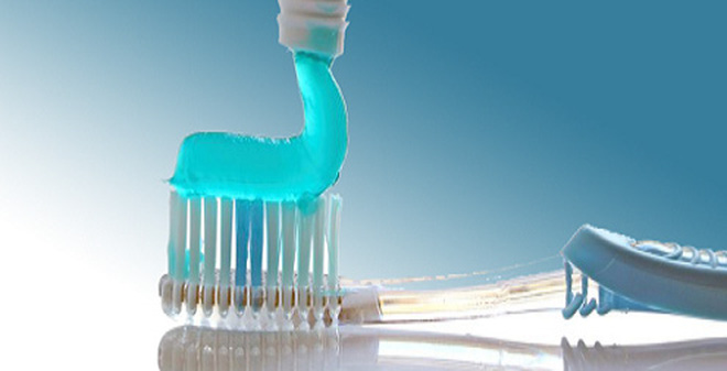 Chất fluoride hiện diện trong kem đ&aacute;nh răng rất nhiều. Ảnh: NLĐ 