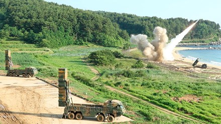  T&ecirc;n lửa đạn đạo MGM-140 ATACMS trong cuộc tập trận. Ảnh: Tiền Phong
