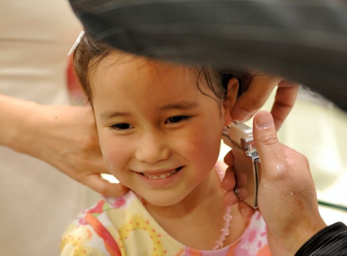 Cha mẹ kh&ocirc;ng n&ecirc;n bấm lỗ tai qu&aacute; sớm cho trẻ. Ảnh minh họa 