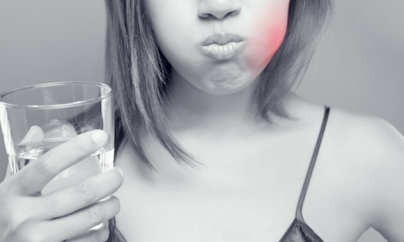 Sử dụng nước s&uacute;c miệng sai c&aacute;ch sẽ nguy hại kh&ocirc;n lường. Ảnh minh họa 