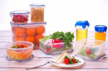  Nam giới sử dụng vật dụng bằng chất dẻo nguy cơ g&acirc;y bệnh mạn t&iacute;nh ở nam giới. Ảnh minh họa