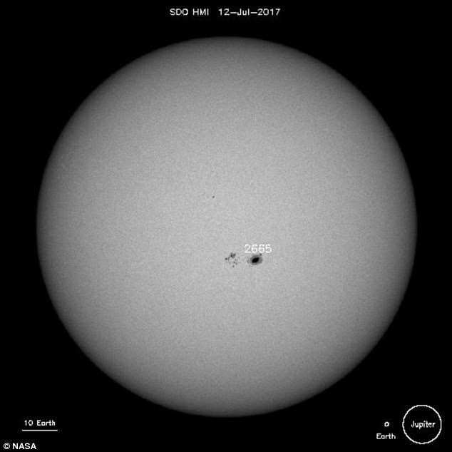 NASA cảnh b&aacute;o hố đen tr&ecirc;n Mặt trời đang lớn dần v&agrave; tiến về Tr&aacute;i đất. Ảnh: Zing News