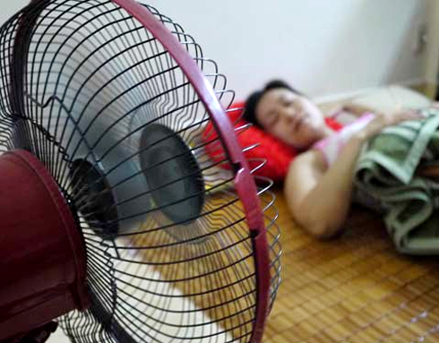 Cần hạn chế sử dụng quạt trực tiếp v&agrave;o người. Ảnh minh họa 