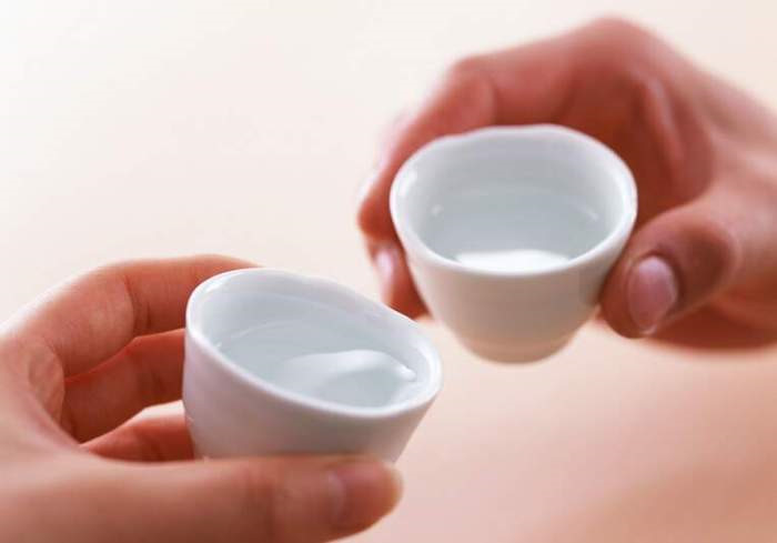 Uống rượu pha cồn y tế sẽ v&ocirc; c&ugrave;ng độc hại. Ảnh minh họa