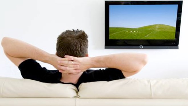 Đ&agrave;n &ocirc;ng xem tivi qu&aacute; nhiều c&oacute; nguy cơ v&ocirc; sinh. Ảnh minh họa 