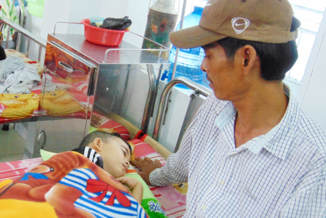 Bị rắn độc cắn b&eacute; Duy phải nhập viện. Ảnh: Zing news