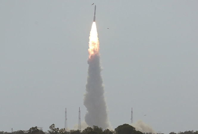  T&ecirc;n lửa đẩy Polar Satellite Launch Vehicle Sputnik rời bệ ph&oacute;ng. Ảnh: Tiền Phong