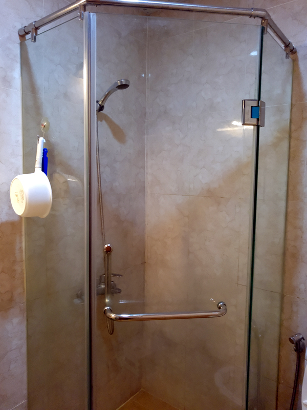 Hiện nay rất nhiều gia đ&igrave;nh sử dụng k&iacute;nh cường lực trong nh&agrave; tắm, điều n&agrave;y rất nguy hiểm nếu mua phải k&iacute;nh k&eacute;m chất lượng. Ảnh minh họa