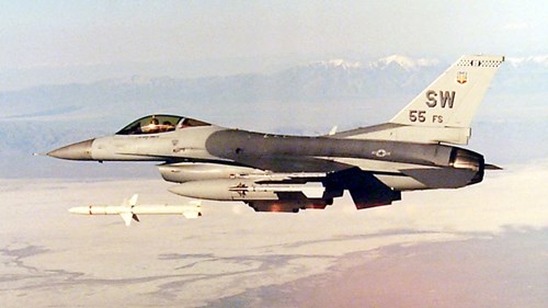 T&ecirc;n lửa AGM-88 HARM  l&agrave; vũ kh&iacute; c&oacute; thể hạ mục ti&ecirc;u ch&iacute;nh x&aacute;c. Ảnh: Kiến Thức 