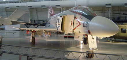 M&aacute;y bay F-4 Phantom II l&agrave; một loại vũ kh&iacute; n&eacute;m bom tầm xa si&ecirc;u thanh. Ảnh: LĐ