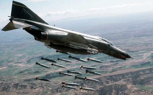 M&aacute;y bay F-4 Phantom II l&agrave; một loại vũ kh&iacute; từng ph&aacute; nhiều kỷ lục nhất. Ảnh: Zing News