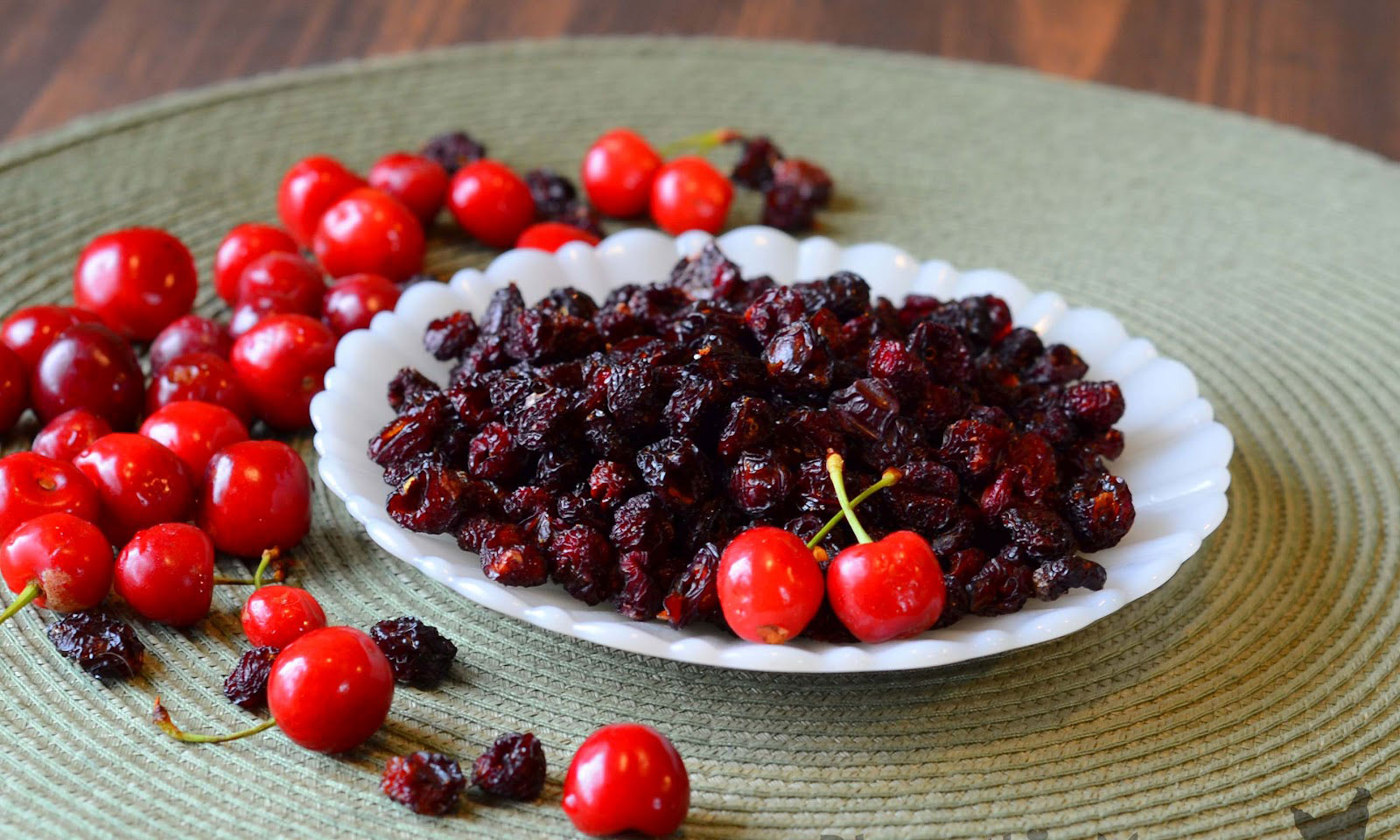 Ăn hạt quả Cherry độc kinh ho&agrave;ng người d&acirc;n n&ecirc;n biết để tr&aacute;nh. Ảnh minh họa 