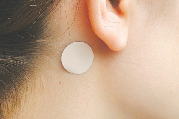 Miếng d&aacute;n say t&agrave;u xe cũng c&oacute; thể khiến trẻ dễ bị loạn tri gi&aacute;c. Ảnh minh họa