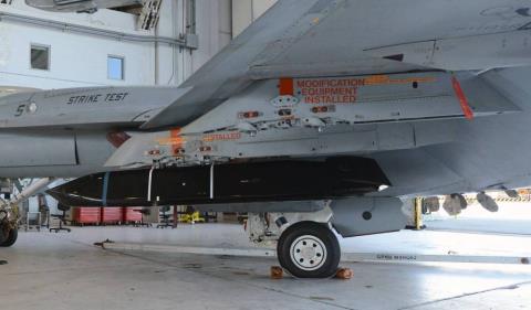  T&ecirc;n lửa AGM-158C LRASM hiện đang được Mỹ tiến h&agrave;nh sản xuất. Ảnh: Đất Việt