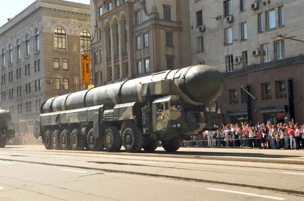 T&ecirc;n lửa RT-2UTTKh Topol-M được thiết kế bởi Viện kỹ thuật nhiệt học Moscow từ những năm 1990. 
