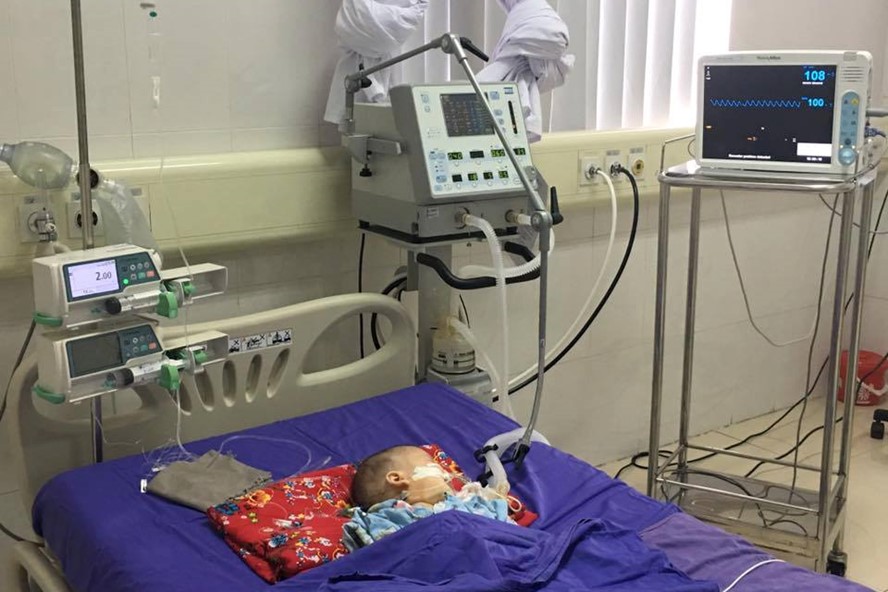 Nhiều trẻ em đ&atilde; bị ngộ độc thuốc cam phải nhập viện trong thời gian qua. Ảnh: Lao động 