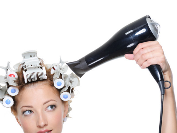 M&aacute;y sấy t&oacute;c cũng c&oacute; nguy cơ nhiễm bức xạ hơn cả điện thoại. Ảnh minh họa 