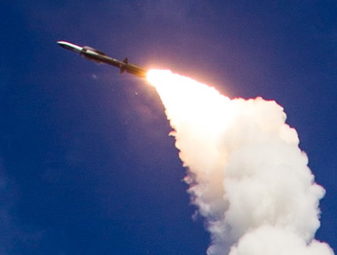  T&ecirc;n lửa Standard Missile-6 khai hỏa. Ảnh: ANTĐ