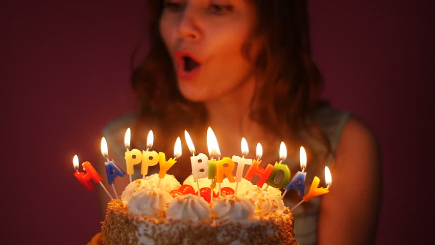  Thổi nến c&oacute; thể g&acirc;y nhiễm khuẩn từ miệng v&agrave;o b&aacute;nh. Ảnh minh họa