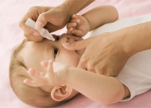 Nhiều cơ sở sản xuất nước muối sinh l&yacute; mất vệ sinh tại TP HCM bị ph&aacute;t hiện. Ảnh minh họa 