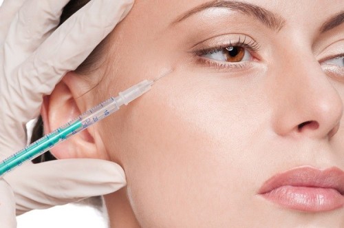 Ti&ecirc;m botox giảm nếp nhăn ở mắt cực kỳ nguy hiểm. Ảnh minh họa