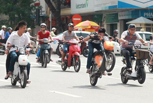 H&igrave;nh ảnh học sinh đi xe đạp điện bốc đầu tr&ecirc;n đường diễn ra thường xuy&ecirc;n. Ảnh minh họa 