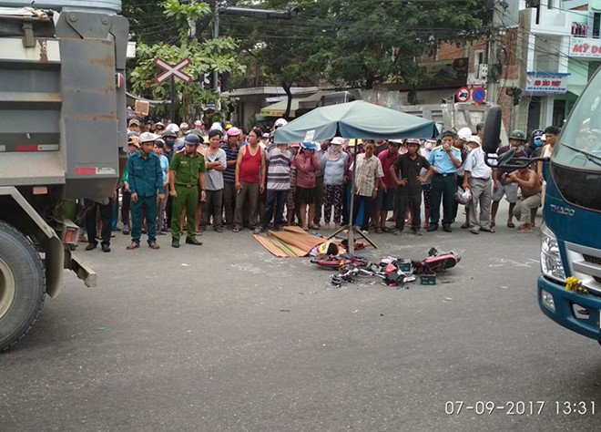 Hiện trường vụ tai nạn thương t&acirc;m khiến em A tử vong. Ảnh: Zing News