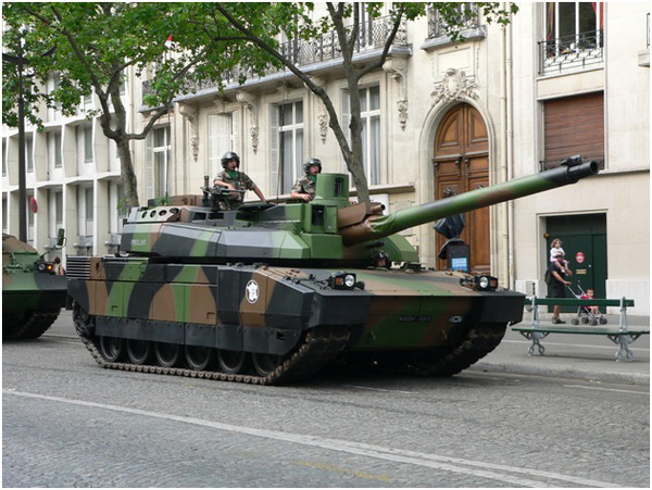  Xe tăng AMX-56 Leclerc diễu h&agrave;nh tr&ecirc;n đường phố Nga. Ảnh: Tr&iacute; thức trẻ