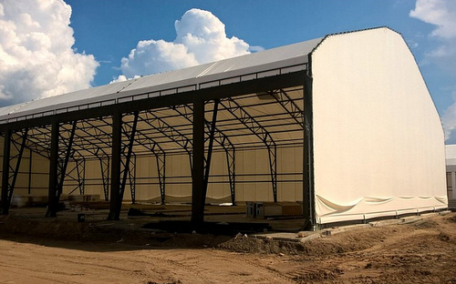 Nhờ v&agrave;o lều bạt n&agrave;y m&agrave; ph&aacute;o phản lực BM-27 Uragan qua mắt được radar đối phương. Ảnh: VnExpress