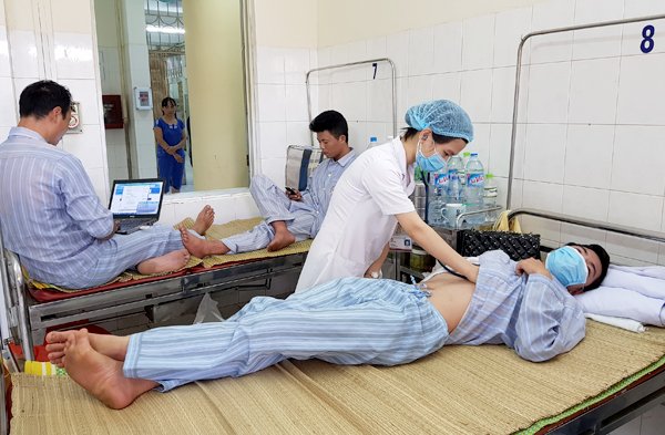 Khi bị sốt xuất huyết cần phải x&eacute;t nghiệm h&agrave;ng ng&agrave;y nếu ngắt qu&atilde;ng rất nguy hiểm. Ảnh: Vietnamnet 