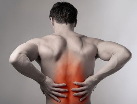 Đau lưng ở nam giới rất c&oacute; thể l&agrave; đang mắc nhiều bệnh nguy hiểm. Ảnh minh họa