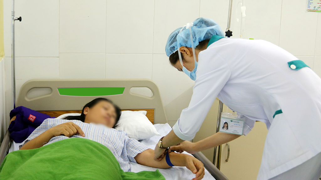  Bệnh nh&acirc;n bị ngộ độc được cấp cứu tại Bệnh viện Ho&agrave;n Mỹ Đ&agrave; Nẵng. Ảnh: Tuổi Trẻ