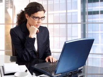  Ngồi l&igrave; một chỗ l&agrave;m việc suốt cả ng&agrave;y sẽ c&oacute; thể chết sớm. Ảnh minh họa