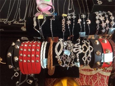  Trang sức rẻ tiền chứa nhiều kim loại nặng g&acirc;y ngộ độc, dị ứng. Ảnh minh họa