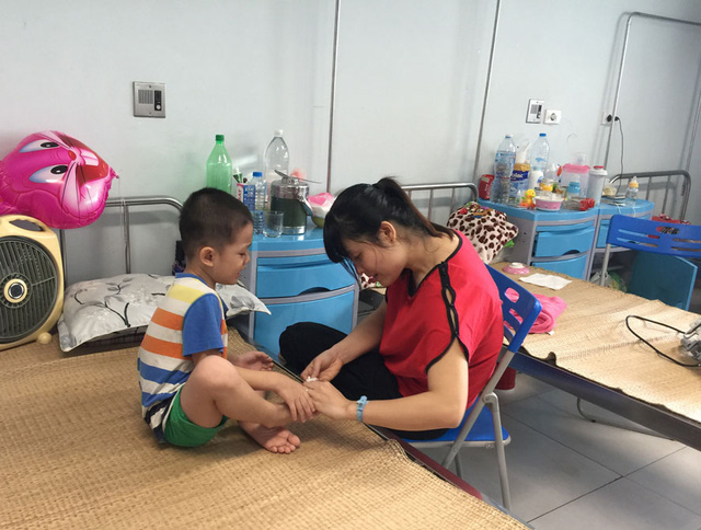  Bệnh nhi mắc đ&aacute;i th&aacute;o đường tăng đột biến. Ảnh: D&acirc;n tr&iacute;