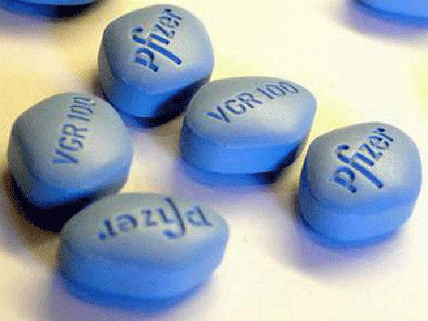 Người cao tuổi lạm dụng vi&ecirc;n Viagra c&oacute; nguy cơ điếc vĩnh viễn. Ảnh minh họa 