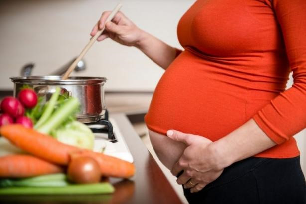 .  Mẹ bầu ăn &iacute;t thịt con c&oacute; nguy cơ lạm dụng thuốc k&iacute;ch th&iacute;ch. Ảnh minh họa