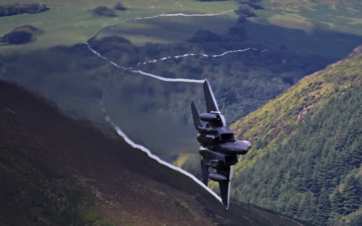  Ti&ecirc;m k&iacute;ch F-15 Eagle liệng tr&ecirc;n bầu trời. Ảnh: Zing News 