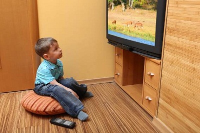 Cha mẹ kh&ocirc;ng n&ecirc;n để tivi trong ph&ograve;ng ngủ rất dễ khiến trẻ mắc bệnh b&eacute;o ph&igrave; v&agrave; h&agrave;ng loạt bệnh kh&aacute;c. Ảnh minh họa