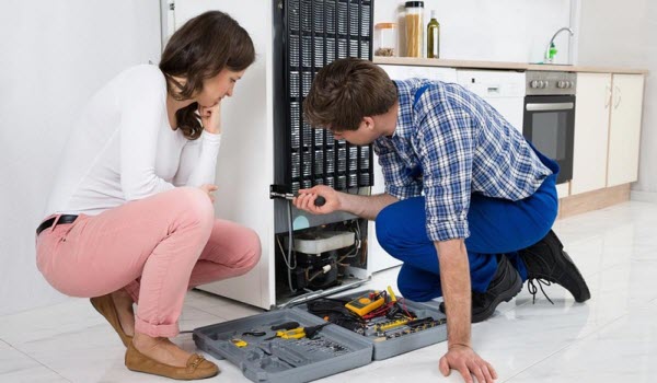  Nếu thấy hiện tượng tủ lạnh n&oacute;ng, chạm nhẹ thấy giật cần kiểm tra ngay lập tức. Ảnh minh họa