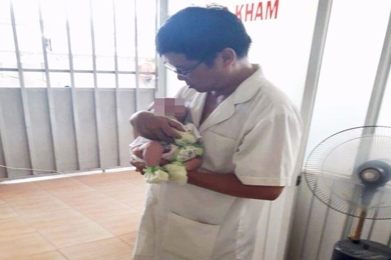  B&eacute; g&aacute;i đ&atilde; được cứu sống sau khi bị ngưng thở do sặc sữa. Ảnh: Ph&aacute;p luật TPHCM
