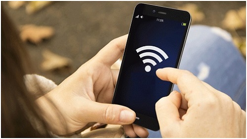 Người d&ugrave;ng n&ecirc;n cẩn thận khi d&ugrave;ng thiết bị wifi. Ảnh minh họa
