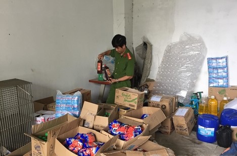 Số lượng h&agrave;ng h&oacute;a như bột giặt, hạt n&ecirc;m được đ&oacute;ng g&oacute;i từ nguy&ecirc;n liệu k&eacute;m chất lượng. Ảnh: C&ocirc;ng an Nh&acirc;n d&acirc;n